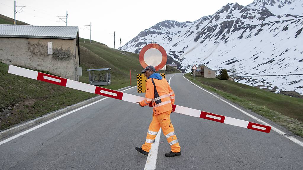 Die Räumungsarbeiten am Oberalppass sind gestartet, damit Ende April, wie hier 2020, die Öffnung erfolgen kann. (Archivbild)