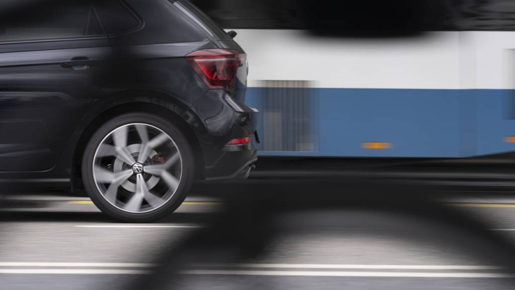 Drei Verletze bei Kollision von VBZ-Bus und Auto in Zürich