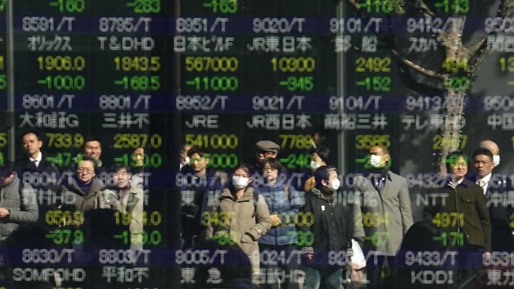 Die Exporte Japans sind erneut gesunken: ein Bildschirm mit sinkenden Aktienkursen in Tokyo (Archivbild).