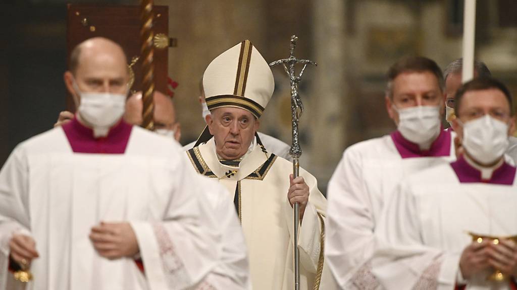 dpatopbilder - Papst Franziskus (M) kommt in die Basilika Sankt Peter, um die Christmette zu feiern. Foto: Vincenzo Pinto/AFP POOL/AP/dpa