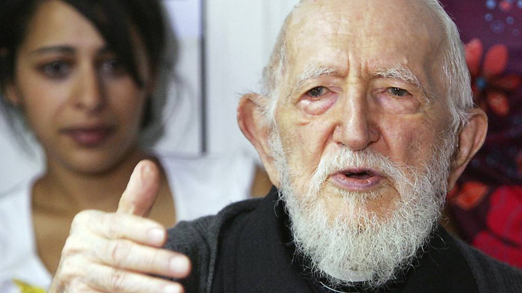 ARCHIV - Priester Abbe Pierre spricht Journalisten in seinem Haus in Alfortville, östlich von Paris. Gegen Frankreichs 2007 gestorbenen «Vater der Armen» Abbé Pierre haben mehrere Frauen Missbrauchsvorwürfe erhoben. Foto: Remy de la Mauviniere/AP