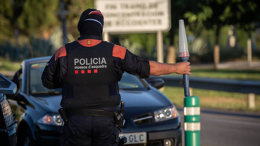 ARCHIV - Ein Polizist kontrolliert in Lleida, der Hauptstadt der Region Segria, den Zugang zur Autobahn A2 in Richtung Barcelona. Foto: David Zorrakino/EUROPA PRESS/dpa