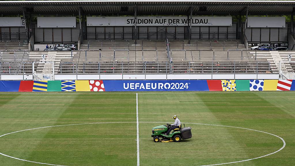 Die Qualität des Rasens im Waldau-Stadion bereitet den Schweizer Nationalspielern Sorgen