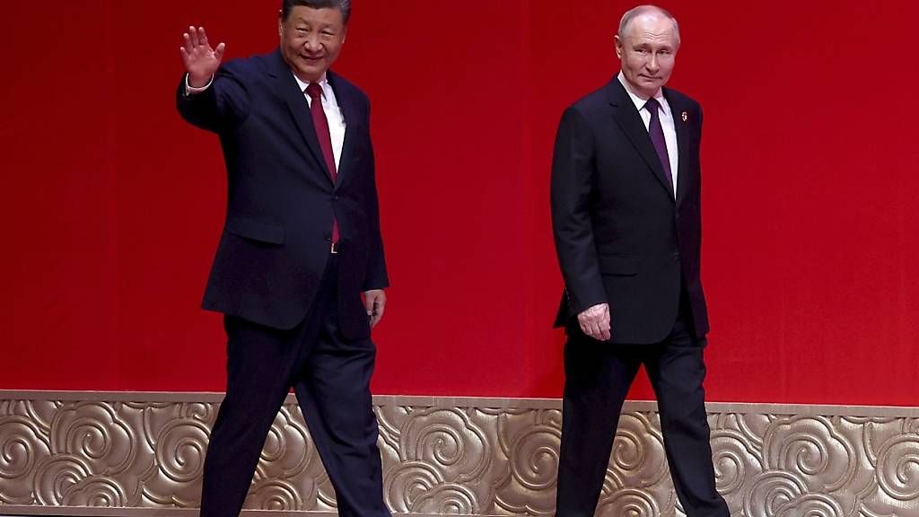 Der russische Präsident Wladimir Putin (r) hat den chinesischen Präsidenten Xi Jinping besucht. Foto: Alexander Ryumin/Pool Sputnik Kremlin/AP/dpa - ACHTUNG: Nur zur redaktionellen Verwendung und nur mit vollständiger Nennung des vorstehenden Credits