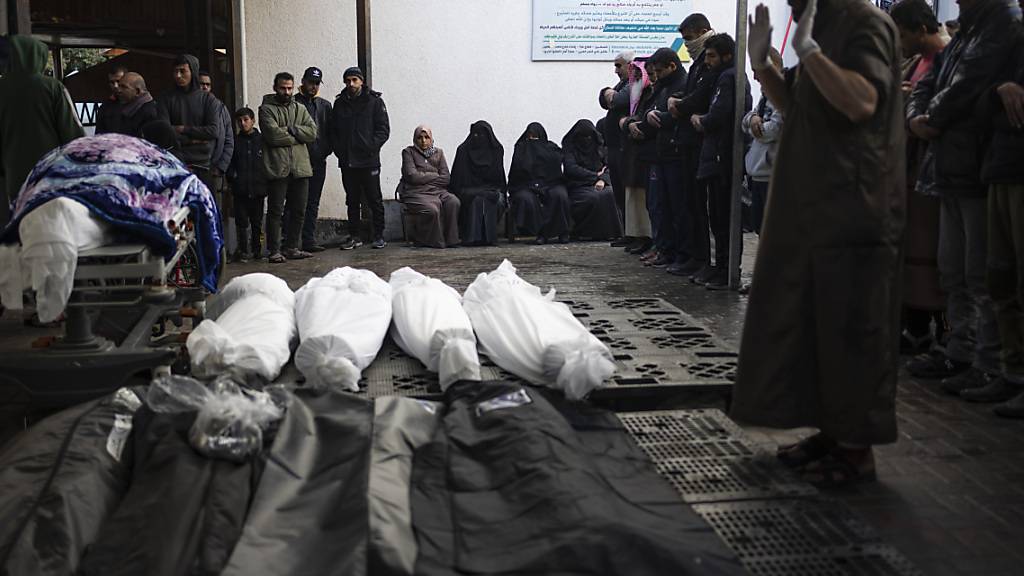 Palästinenser beten vor einer Leichenhalle in Rafah im südlichen Gazastreifen neben den Leichen der Menschen, die bei der israelischen Bodenoffensive und dem Bombardement von Chan Junis getötet wurden. Foto: Fatima Shbair/AP