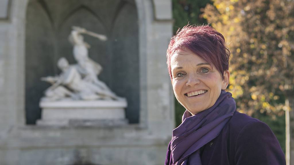 Die Nidwaldner Finanzdirektorin Michèle Blöchliger (SVP) vor dem Winkelrieddenkmal in Stans. (Archivaufnahme)