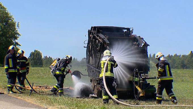 Bauern kämpfen mit brennenden Ballenpressen
