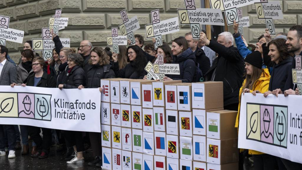 Vertreterinnen und Vertreter von SP und Grünen reichen die Unterschriften für die Klimafonds-Initiative ein. (Archivbild)
