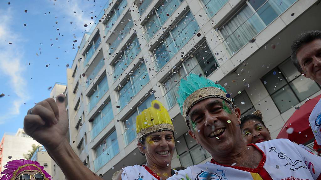 Menschen feiern Karneval im Süden von Rio de Janeiro. Nach dem coronabedingten Komplettausfall 2021 soll der weltberühmte Karneval 2022 wieder stattfinden. Laut einer Mitteilung des Verbandes der Sambaschulen (LIESA) begann der Publikumsverkauf der Eintrittskarten am Donnerstag.