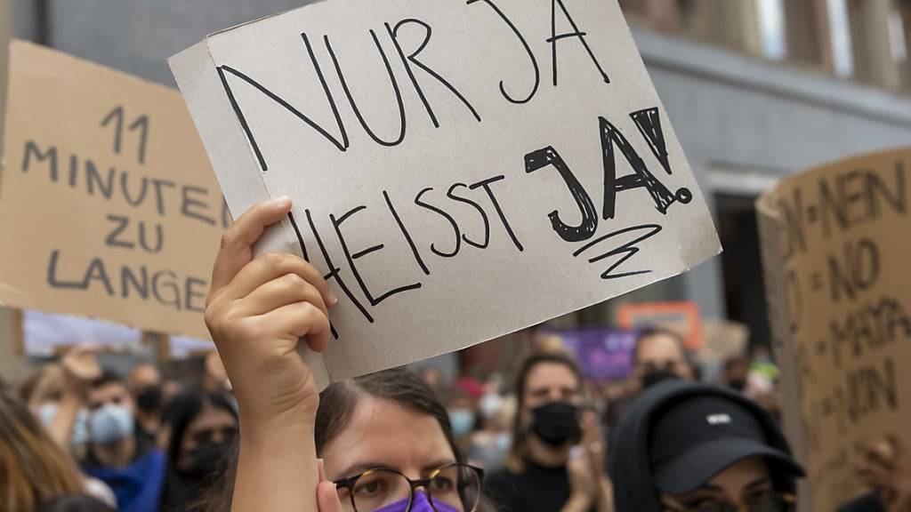 Eine Menschenmenge demonstriert gegen ein mildes Strafurteil in einem Vergewaltigungsfall in Basel. Laut SP-Landrätin Chiara Gisler seine milde Urteile mitunter ein Grund dafür, dass Betroffene keine Anzeige erstatteten. (Symbolbild)