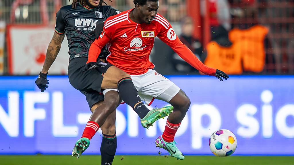 David Fofana (hier im Duell mit Augsburgs Kevin Mbabu) kehrt nach nur einem halben Jahr bei Union Berlin vorzeitig zu seinem Stammklub Chelsea zurück