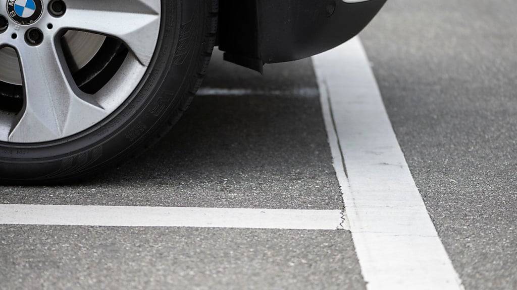 Braucht es Parkplätze im öffentlichen Raum, wenn es in der Nähe ein nicht voll ausgelastetes Parkhaus hat? Der Zürcher Gemeinderat hat am Mittwoch darüber debattiert. (Symbolbild)