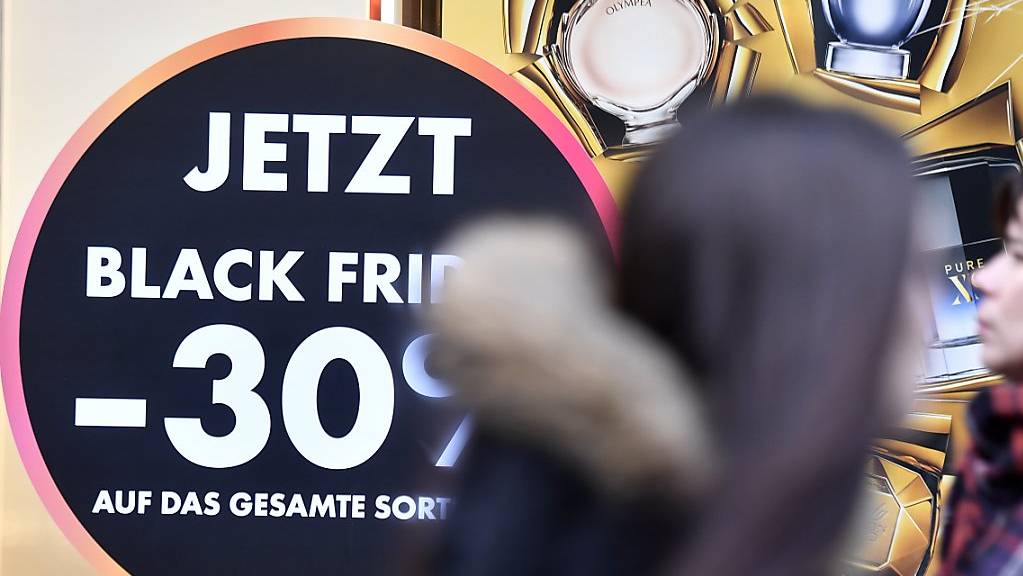 Die Schnäppchenjagd am «Black Friday» in der Schweiz wird immer beliebter. (Archiv)