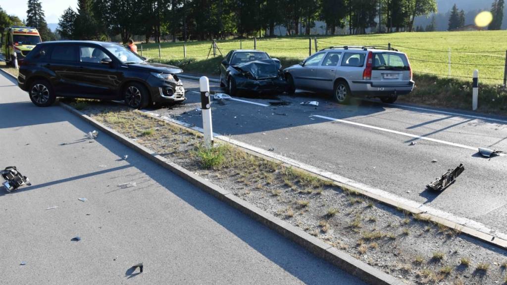 Insgesamt vier Autos krachten am Sonntag in Flims ineinander.