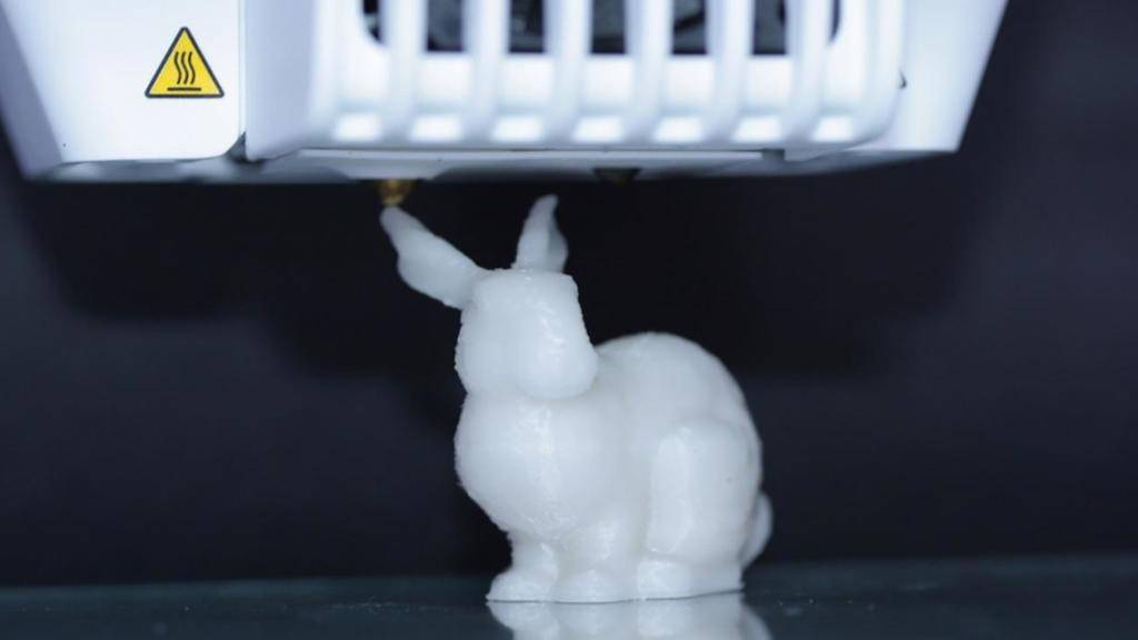 Dieser 3D-gedruckte Hase enthält seine eigene Druck-Anleitung in Form von DNA. Das Verfahren haben Forschende der ETH mit einem Kollegen aus Israel entwickelt.