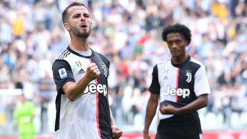 Miralem Pjanic jubelt nach seinem Führungstor für Juventus gegen SPAL Ferrara