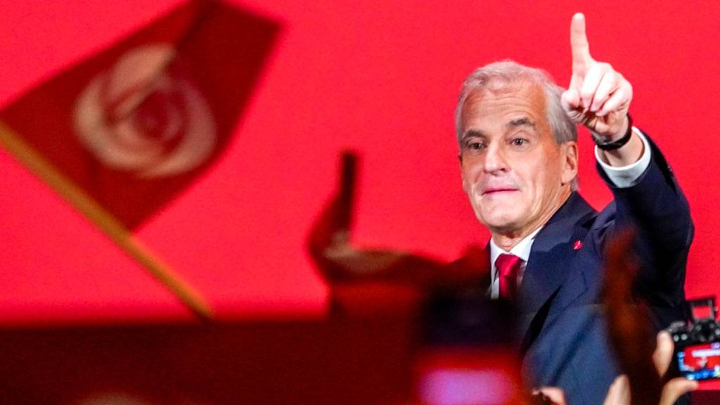 dpatopbilder - Der Parteivorsitzende Jonas Gahr Store spricht während der Wahlabendveranstaltung der Arbeiterpartei im Volkshaus anlässlich der Parlamentswahlen. Foto: Ole Berg-Rusten/NTB/dpa