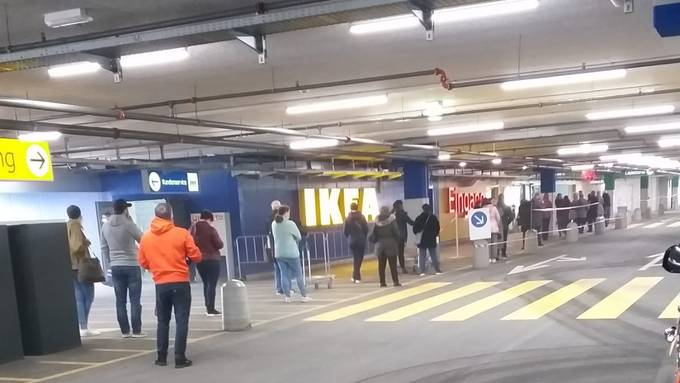 Lange Schlange vor der Ikea Rothenburg