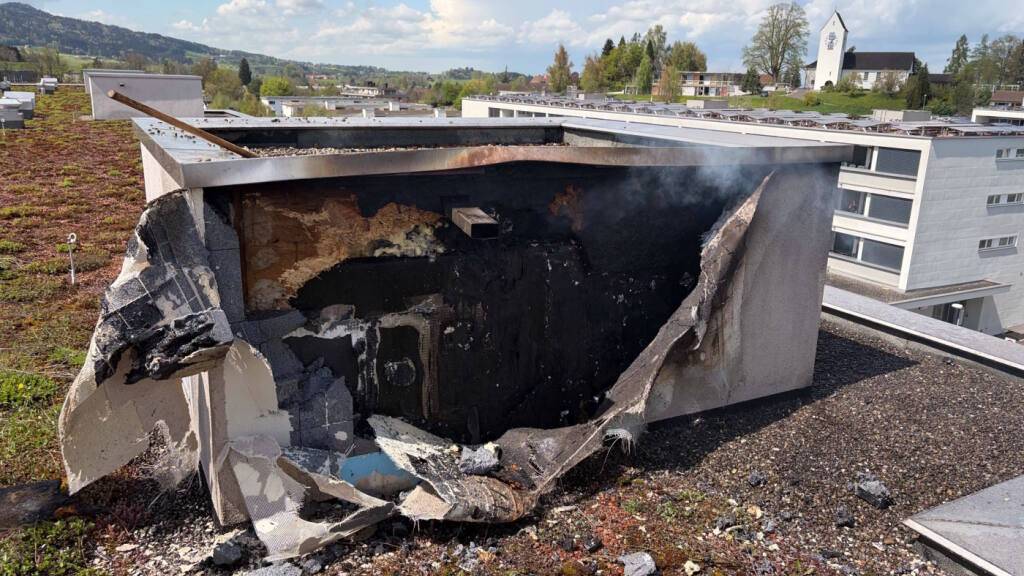Ein Blitz sorgte für einen Brand auf einem Hausdach in Wittenbach SG.