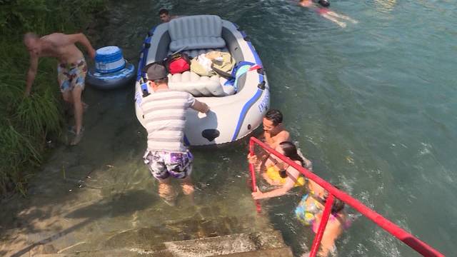 Aareböötler vs. Aareschwimmer: Heikle Szenen beim Marzili