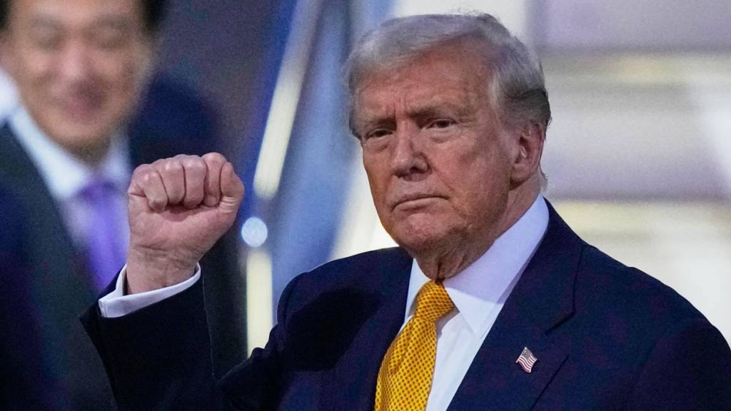 dpatopbilder - US-Präsident Donald Trump gestikuliert bei seiner Ankunft auf dem internationalen Flughafen Haneda in Tokio. Foto: Louise Delmotte/AP/dpa