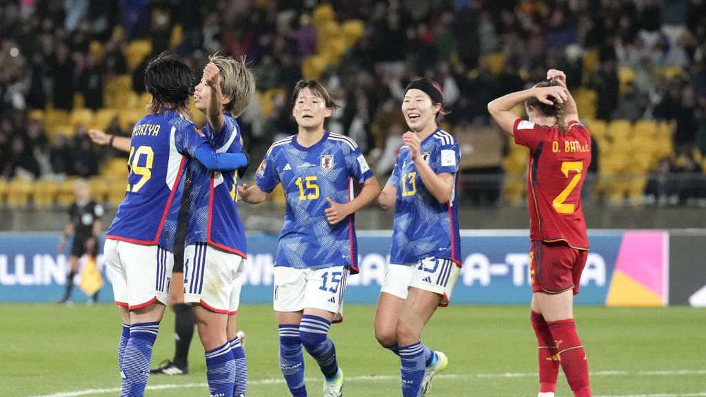 Die Japanerinnen gewinnen gleich mit 4:0 gegen Spanien.