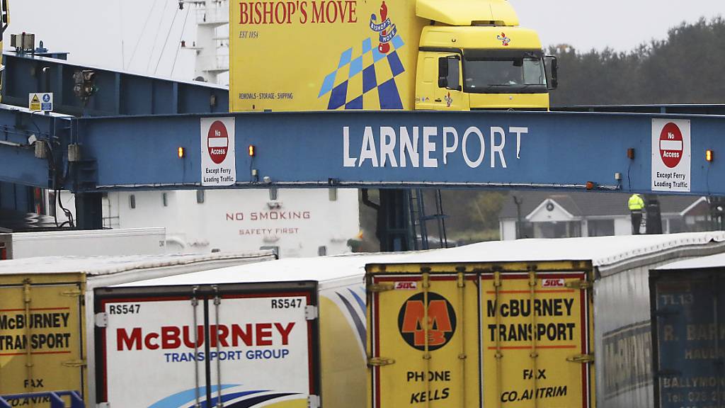 Lastkraftwagen verlassen eine aus Schottland kommende Fähre im Hafen des nordirischen Larne. Foto: Peter Morrison/AP/dpa