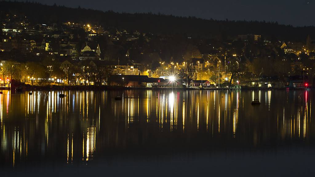Nächtlicher Blick auf den Bahnhof Tiefenbrunnen und Zollikon: Mit dem Projekt «Marina Tiefenbrunnen» will der Zürcher Stadtrat dieses Seeufergebiet aufwerten.