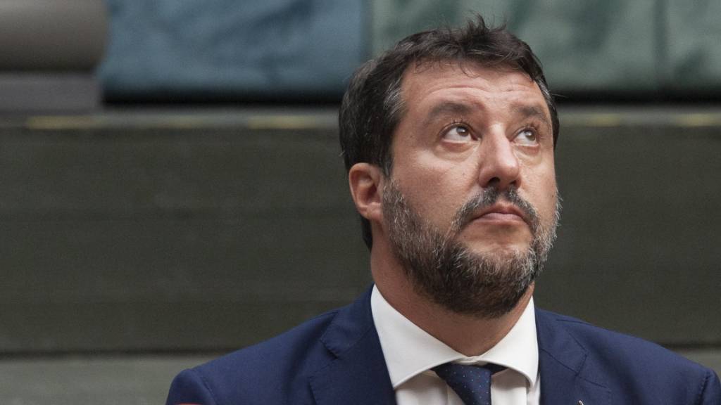 Matteo Salvini, ehemaliger Innenminister von Italien, sitzt im Gerichtssaal. Italien entschärft die unter Ex-Innenminister Matteo Salvini eingeführten Anti-Migrationsgesetze und senkt die Geldstrafen für Seenotretter beim unerlaubten Einlaufen. Foto: Valeria Ferraro/SOPA Images via ZUMA Wire/dpa