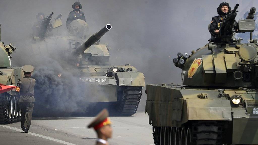 Panzer in der nordkoreanischen Hauptstadt Pjöngjang anlässlich einer früheren Militärparade. (Archiv)