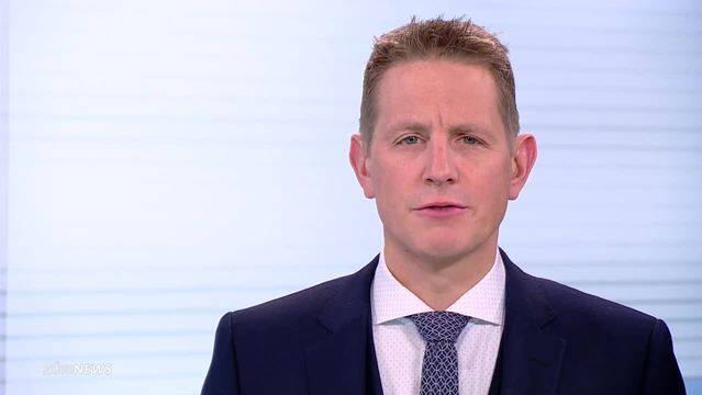 Raucherin fällt von Vordach