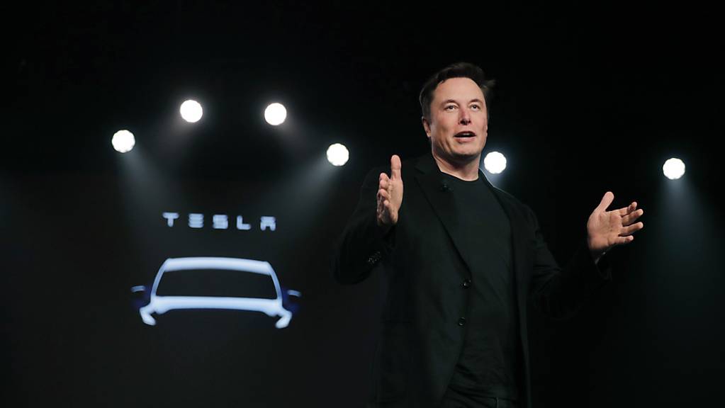 Elon Musk ist neu der «Technoking of Tesla». Der Besitzer des Elektroauto-Herstellers krönte zudem Finanzchef Zack Kirkhorn zum «Master of Coin». (Archivbild)