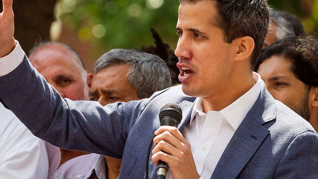 Parlamentspräsident Guiadó verlangt den Sturz von Präsident Maduro. Nach der Festnahme durch den venezolanischen Geheimdienst wurde er aber kurzerhand wieder freigelassen.