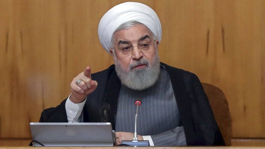 Der iranische Präsident Hassan Ruhani kündigt bei einer Kabinettssitzung an, sein Land werde ab dem Wochenende «unbegrenzt» Uran anreichern.