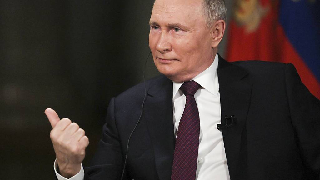 Der russische Präsident Wladimir Putin während des Interviews mit Tucker Carlson. Foto: Gavriil Grigorov/Sputnik Kremlin/AP/dpa - ACHTUNG: Nur zur redaktionellen Verwendung und nur mit vollständiger Nennung des vorstehenden Credits
