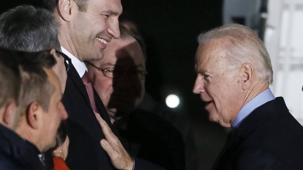 Kiews Bürgermeister Vitali Klitschko begrüsst den US-Vizepräsidenten Joe Biden nach dessen Landung in der Ukraine.