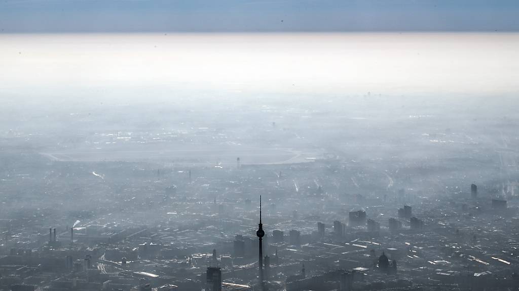 ARCHIV - Der Fernsehturm am Berliner Alexanderplatz unter einer Dunstglocke. Foto: Federico Gambarini/dpa/Archiv