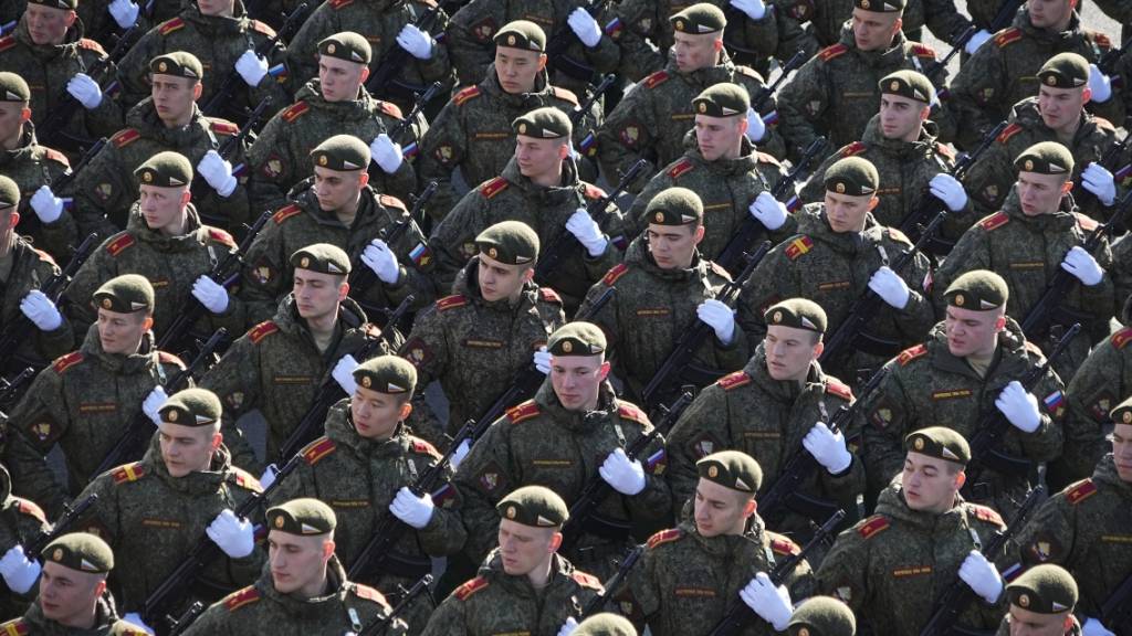 ARCHIV - Russische Soldaten marschieren während einer Militärparade durch Moskau. Medienberichten zufolge werden in der Söldnereinheit «Redut» Scharfschützinnen und Bedienerinnen von Drohnen angeworben. Foto: Uncredited/AP