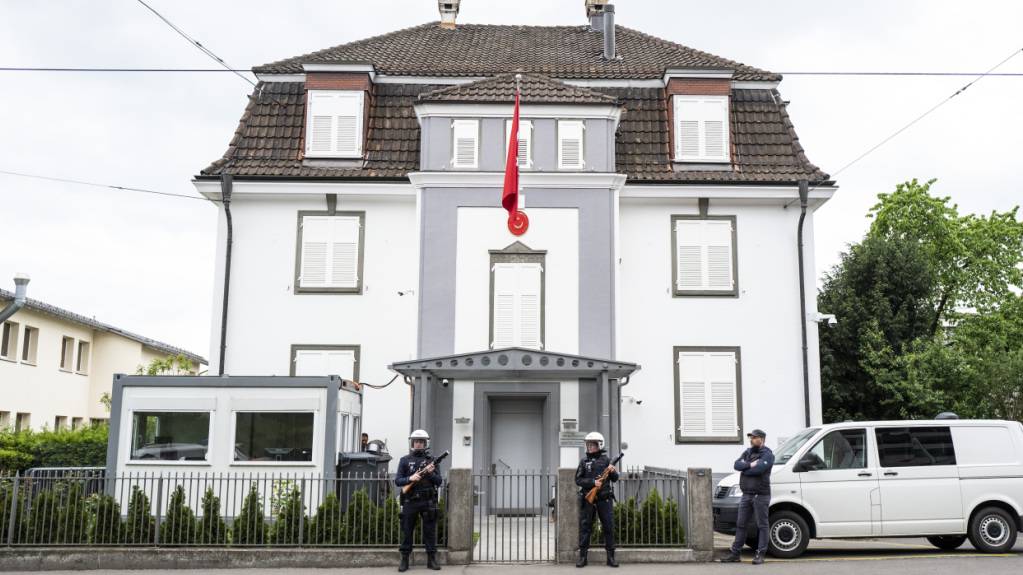 Drei Personen beim türkischen Konsulat in Zürich verhaftet