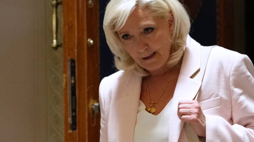dpatopbilder - Marine Le Pen, Vorsitzende der Fraktion des Rassemblement National, verlässt nach der Urteilsverkündung in ihrem Berufungsverfahren den Gerichtssaal in Paris. Foto: Aurelien Morissard/AP/dpa