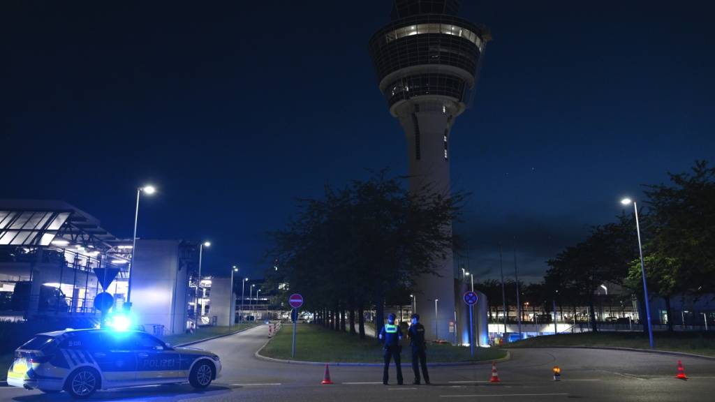 Polizei steht vor dem Tower des Münchner Flughafens. Am Flughafen München ist der Flugbetrieb teilweise eingestellt worden. Foto: Sven Hoppe/dpa