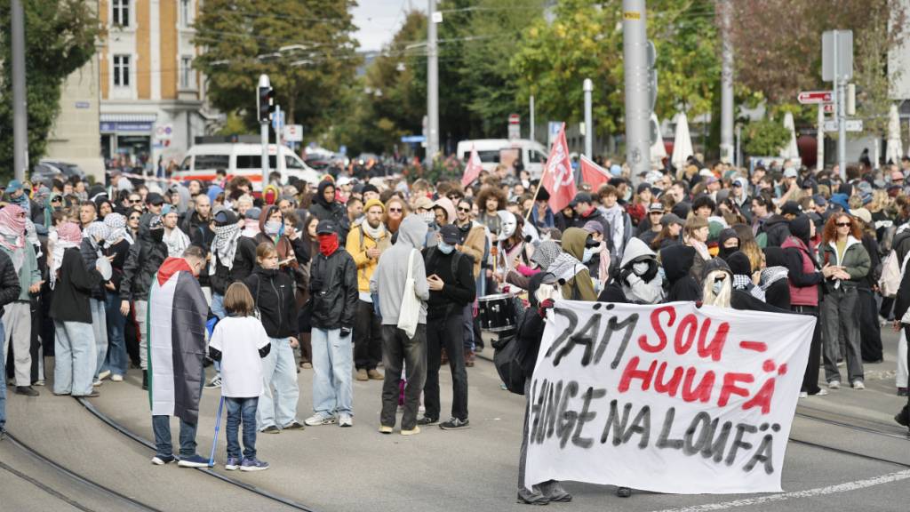 Die «Hauptdemo» auf dem Weg vom Rosengarten ins Lorrainequartier.