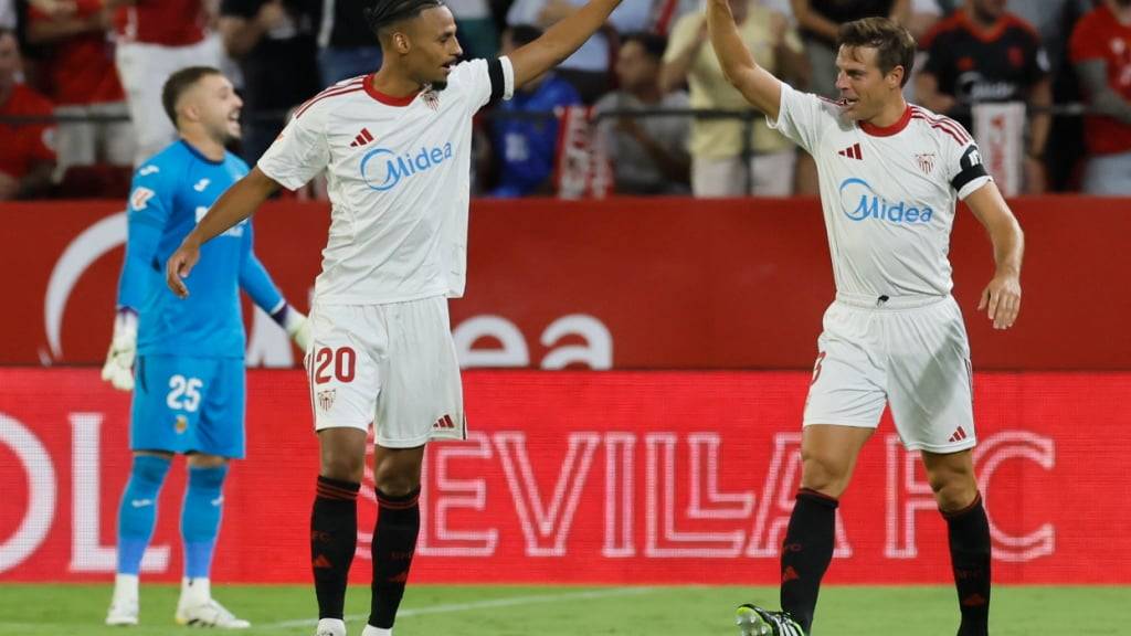 Djibril Sow (links) jubelt nach seinem Treffer