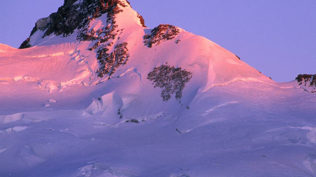Die Frau stürzte beim Abstieg von der Dufourspitze in den Walliser Alpen (im Bild) tödlich. (Archivbild)