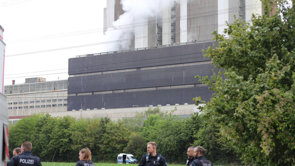 dpatopbilder - Polizisten stehen in der Nähe des Kraftwerks Weisweiler. Rund um das Kraftwerk ist die Polizei seit Montagnachmittag mit zahlreichen Kräften im Einsatz und hatte intensiv nach dem Tatverdächtigen gefahndet, der mehrere Sabotage-Angriffe auf das deutsche Stromnetz verübt haben soll. Foto: Sascha Thelen/dpa