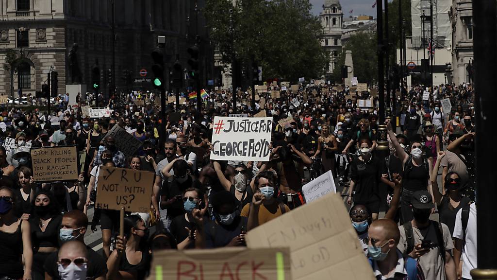 Die Demonstrierenden in London hielten Schilder in die Höhe mit Slogans wie «Black lives matter» (Schwarze Leben zählen) und «Justice for George Floyd» (Gerechtigkeit für George Floyd).