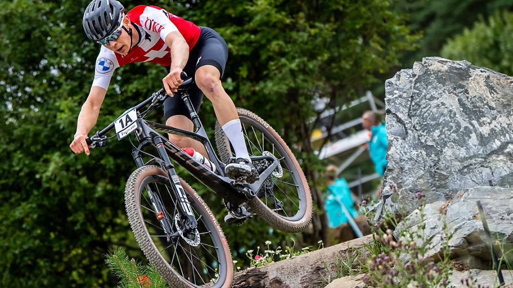 Flugshow im Glentress Forest: Dario Lillo nimmt die künstlichen Hindernisse auf dem Weg zum Schweizer Gold im Team-Wettkampf