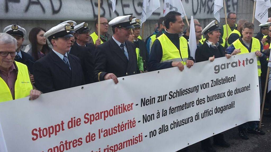 Zöllnerinnen und Zöllner sowie Mitarbeitende der Bodensee-Schifffahrt protestieren am Mittwochmittag in St. Gallen gegen die Schliessung von Zollstellen.