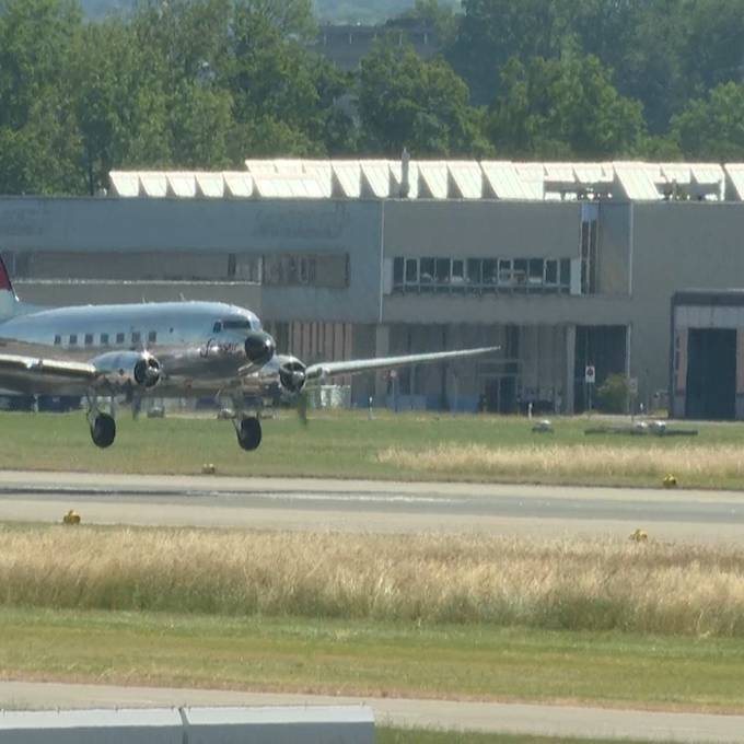 Hier landet ein historisches DC-3-Flugzeug am Flughafen Zürich