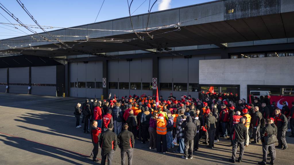 Winterthurer Busfahrer traten am Dienstagmorgen in einen Warnstreik. Sie versammelten sich beim Depot.